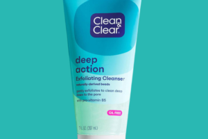 Clean & Clear Deep Action Exfoliating Cleanser – 207ml